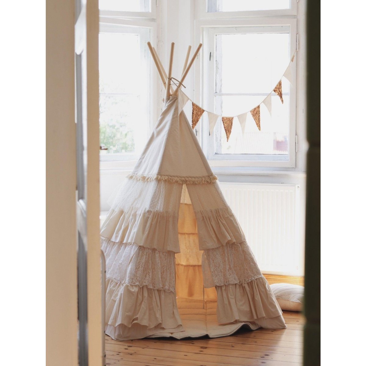 Tipi Speeltent inclusief Bladmat - Shabby Chic White met Ruches