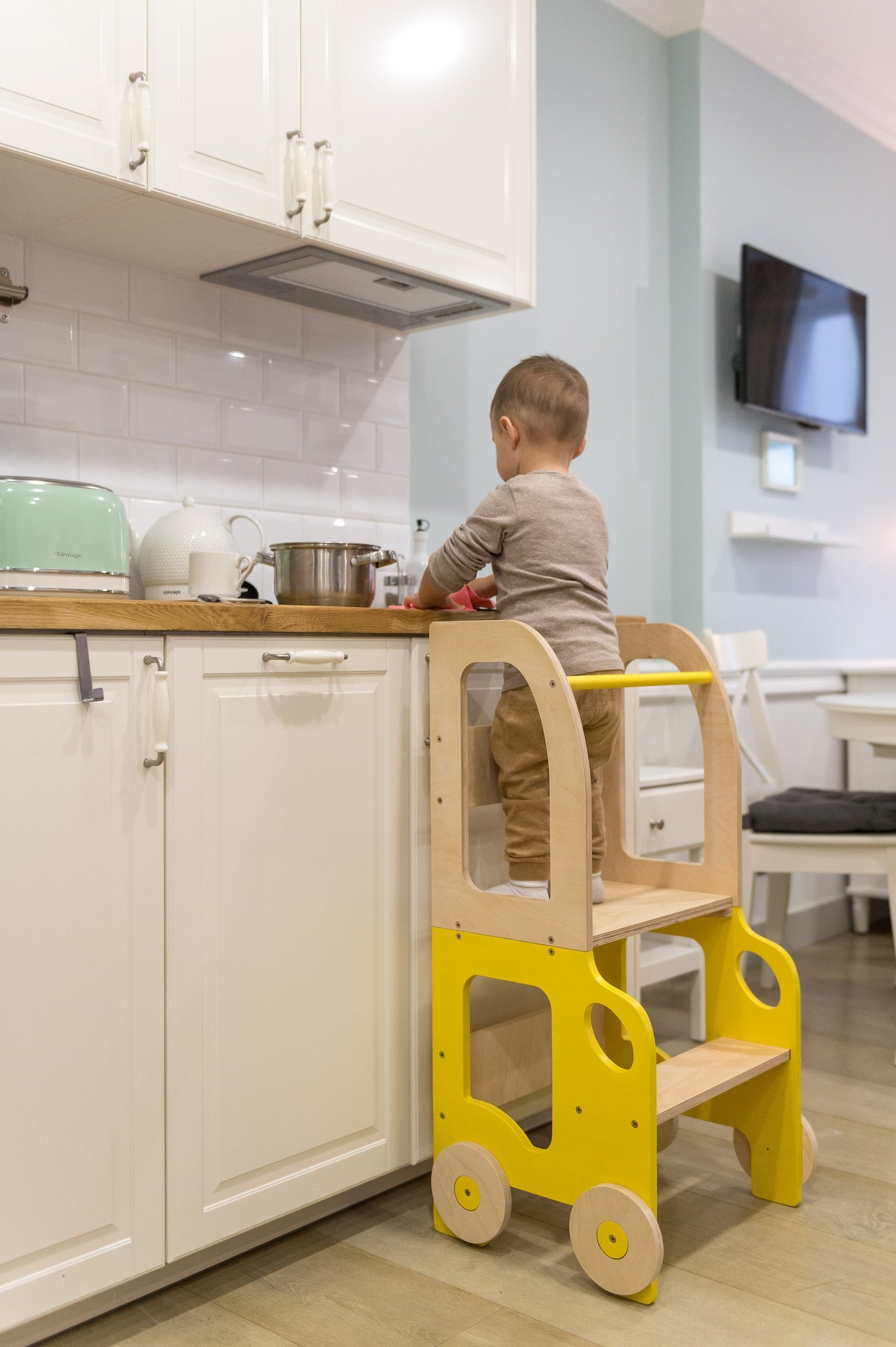 Montessori Keukenhulp & Tafel-Stoel Set – Natuurlijk Hout/Geel